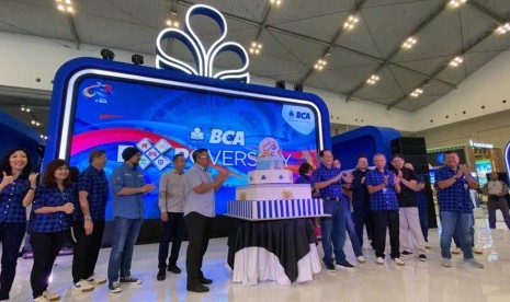 Michael Widjaja (kiri-baju hitam) dan seluruh jajaran direksi Bank Central Asia (BCA) membuka acara BCA Expoversary 2020 yang berlangsung hari ini di ICE BSD City