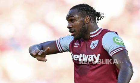 Pemain West Ham United Michail Antonio menderita patah kaki akibat kecelakaan mobil.