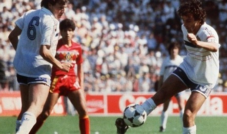 Michel Platini, gelandang timnas Prancis, mencetak gol saat menaklukan Denmark di Piala Eropa 1984. Platini kemudian menorehkan hattrick dalam laga lawan Belgia dan Yugoslavia. 