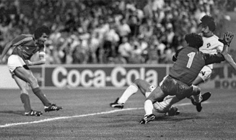 Michel Platini, pemain bintang Prancis, mencetak gol pada menit 119 untuk membawa timnya mengalahkan Portugal 3-2 di babak semifinal Piala Eropa 1984.