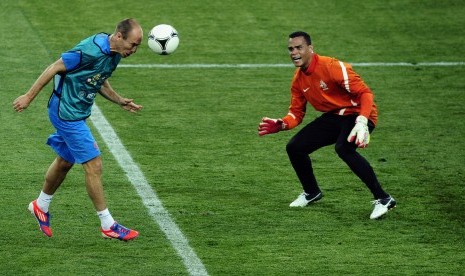 Michel Vorm (kanan) saat latihan bersama Arjen Robben