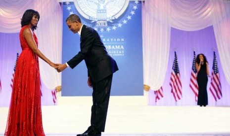   Michelle Obama bersama Presiden Barack Obama saat malam inagurasi di Washington Convention Center,Washington,Senin (21/1). 