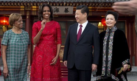 Michelle Obama ditemani ibunya berpose bersama Presiden Cina Xi Jinping dan istrinya Peng Liyuan.