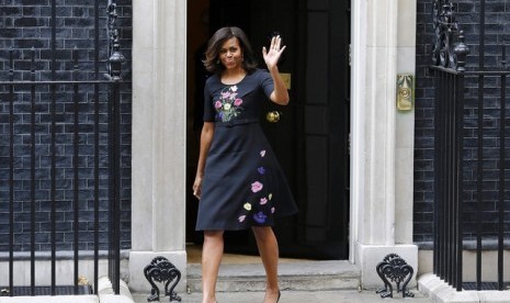 Michelle Obama melambaikan tangan usai meninggalkan kediaman PM Inggris di 10 Downing Street, London, Inggris.