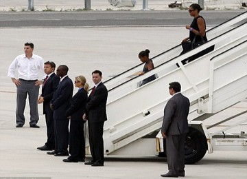 Michelle Obama ketika menuruni tangga pesawat di Bandara Malaga