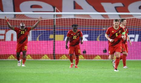 Michy Batshuayi (kiri) merayakan golnya ke gawang Belarus.