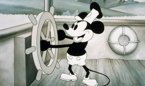 Mickey Mouse karya Steamboat Willie. Mickey Mouse versi tersebut masuk domain publik pada 2024.