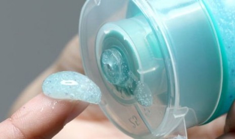 Microbead dalam kosmetik. Microbead adalah serpihan plastik yang berdampak buruk pada lingkungan.