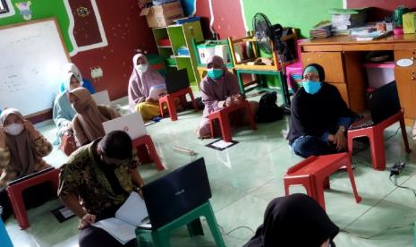 Microsoft Office Word merupakan salah satu aplikasi pengolah kata dari Microsoft. Aplikasi ini sangat membantu pekerjaan kita sehari-hari, baik dari fungsinya serta kemudahan yang mudah diintegrasikan dengan program office lainnya. Melalui kegiatan pengabdian masyarakat (PM), dosen Universitas BSI (Bina Sarana Informatika) dari Fakultas Teknologi Informasi, Program Studi Teknologi Informasi, mengadakan pengabdian masyarakat di Kelompok Kerja (POKJA) TKQ dan TPQ Tanjung Priok, Jakarta Utara, setiap hari Ahad, tanggal 14 , 21, 28, November 2021 dan Sabtu 4 Desember 2021.