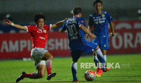 Midfielder Persija Jakarta Soonhak Hong mencoba merebut bola dari kaki gelandang Persib Bandung Robertino Pugliara dalam pertandingan Torabika Soccer Championship di Stadion Gelora Bandung Lautan Api, Bandung, Sabtu malam (16/7). Foto: Yogi Ardhi