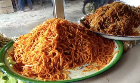 Mie caluk menjadi primadona untuk berbuka puasa bagi segala kalangan masyarakat di Aceh.