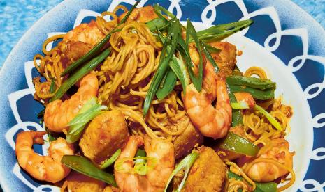 Mie goreng udang. (LOUISE HAGGER / FOOD STYLING: EMILY KYDDAD / PROP STYLING: ALEXANDER BREEZE)