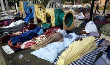 Migran Afrika tidur di sebuah taman kanak-kanak di Levinsky Park, Tel Aviv, Israel. 