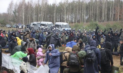 Migran dari Timur Tengah dan tempat lain berkumpul di perbatasan Belarus-Polandia dekat Grodno, Belarus, Senin, 8 November 2021.