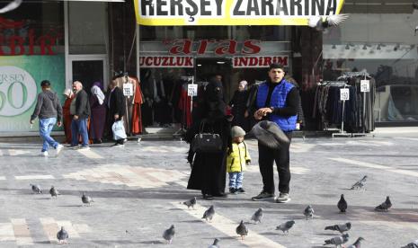 Migran Suriah Omar Al-Mohammad, istri dan putranya Faruk di distrik Ulus, bagian lama ibu kota Turki, Ankara, Turki, Minggu, 23 Oktober 2022. Jumlah migran ilegal yang dideportasi dari Turki selama 2022 ini meningkat 149 persen menjadi 97.448 dibandingkan periode yang sama tahun sebelumnya. 