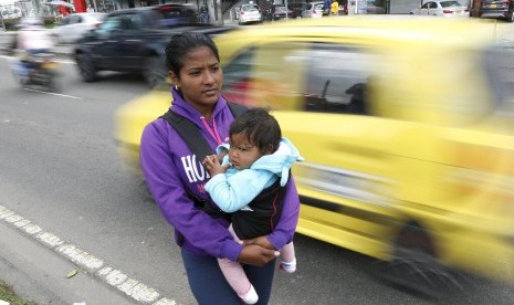 Migran Venezuela di Bogota, Kolombia, Jenifer Salas (27 tahun) menggendong bayinya, 4 April 2019.