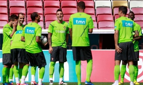 Miguel Lopes (tengah), defender timnas Portugal, tertawa bersama rekan setimnya saat akan memulai sesi pemusatan pelatihan di Stadion Municipal di Obidos, Portugal, pada Senin (21/5). 