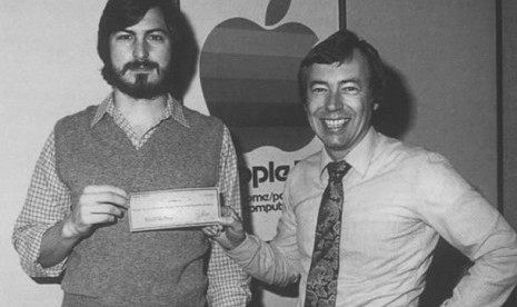 Mike Markkula (kanan) berfoto bersama Steve Jobs di awal-awal pendirian Apple