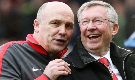 Mike Phelan (kiri) bersama Sir Alex Ferguson