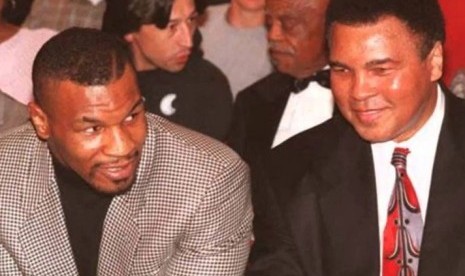 Mike Tyson dan Muhammad Ali (kanan).