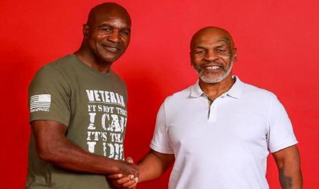 Mike Tyson (kanan) dan Evander Holyfield.