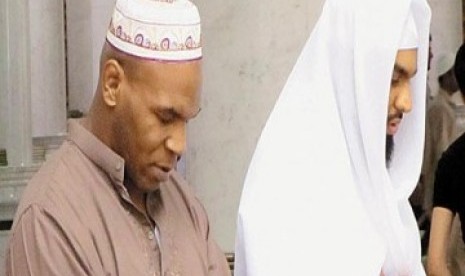 Mike Tyson menjalankan shalat sunah di Raudhah