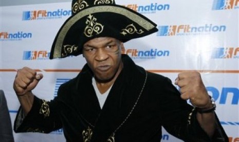 Mike Tyson saat muncul di Festival Film Kazakhtan akhir Juni 2010