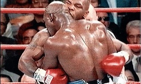 Mike Tyson vs Evander Holyfield. Momen ketika Tyson menggigit kuping Holyfield.