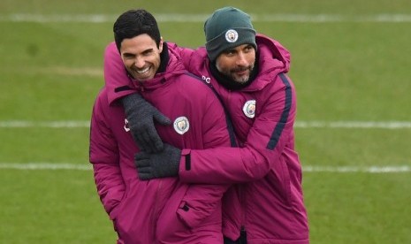 Mikel Arteta (kiri) dan Pep Guardiola saat masih sama-sama menangani Manchester City.