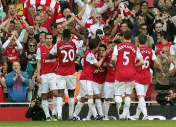 Mikel Arteta (tengah), pemain Arsenal, melakukan selebrasi bersama rekan setim usai menjebol jala Aston Villa di laga Liga Primer Inggris di Stadion Emirates, London, Sabtu (24/3). 