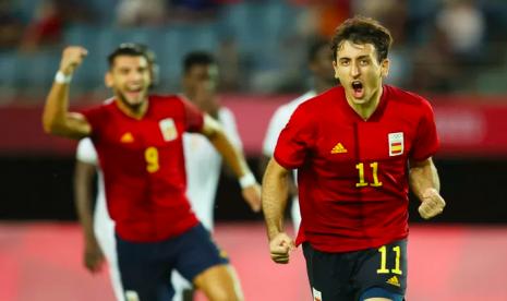 Mikel Oyarzabal (kanan) melakukan selebrasi usai cetak gol ketiga Spanyol dalam pertandingan perempat final melawan Pantai Gading di Olimpiade Tokyo 2020 di Miyagi Stadium, Jepang, Sabtu (31/7/2021). 