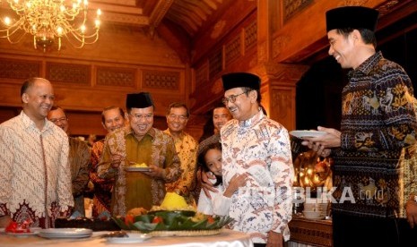 Habibie's 80th birthday celebartion. (from left) Son of BJ Habibie, Ilham Habibie, Vice President Jusuf Kalla, Third President BJ Habibie, and President Joko Widodo