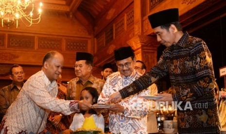 Milad BJ Habibie ke-80. (dari kiri) Putera BJ Habibie, Ilham Habibie, Wakil Presiden Jusuf Kalla, Presiden Ri ke-3 BJ Habibie, dan Presiden Joko Widodo saat prosesi pemotongan tumpeng dalam Milad BJ Habibie ke-80 di Jakarta, Sabtu (25/6)