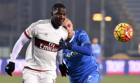 Milan's defender Cristian Zapata (L) fights for the ball against Empoli's forward Massimo Maccarone during the Italian Serie A soccer match Empoli FC vs AC Milan at Carlo Castellani stadium in Empoli, Italy, 23 January 2016.