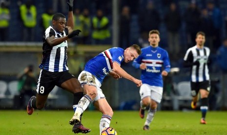 Milan Skriniar (kanan) berebut bola dengan penyerang Udinese, Duvan Esteban Zapata (kiri). 