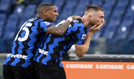 Milan Skriniar (kanan) melakukan selebrasi bersama rekan satu timnya, Ashley Young, saat mencetak gol ke gawang AS Roma di Stadion Olympico, Roma, Ahad (10/1).