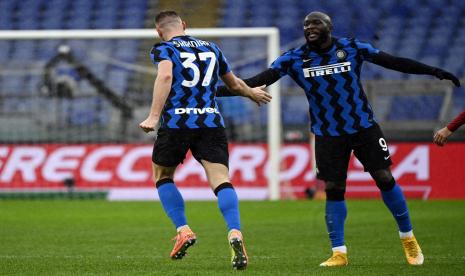 Milan Skriniar merayakan gol ke gawang AS Roma.