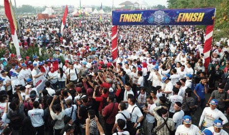 Milenial Road Safety Festival yang dimeriahkan oleh Band Wali dan bertempat di Alun-alun Tigaraksa, Kabupaten Tangerang, Banten, Ahad (23/6). 