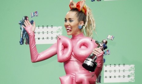 Miley Cyrus berpose usai menjadi pembawa acara MTV VMA di Los Angeles.