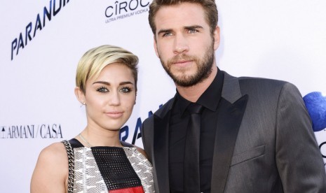 Liam Hemsworth dan mantan istrinya Miley Cyrus. Hemsworth mengaku sempat empat tahun menjadi vegan dan berhenti menerapkan pola diet itu setelah kena batu ginjal.