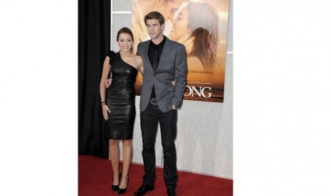 Miley Cyrus (kiri) dan Liam Hemsworth (kanan)