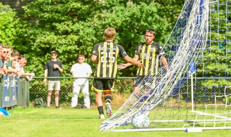 Miliano Jonathans (kanan) dalam suatu laga bersama Vitesse Arnhem.