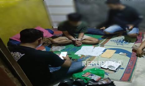 Miliki sepuluh paket sabu, seorang pria ditangkap petugas Satuan Reserse Narkoba Polres Indramayu. 