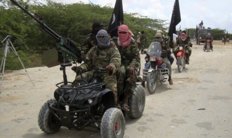 Milisi Al Shabaab. Militan dari kelompok Islam Somalia, al-Shabaab menyerang dua desa di dekat perbatasan dengan Ethiopia.