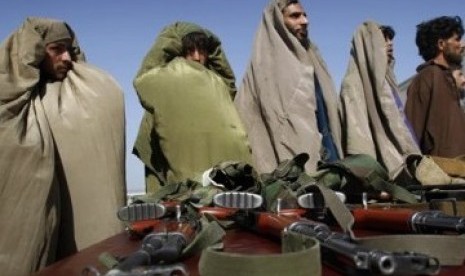 Milisi Taliban yang ditangkap oleh polisi perbatasan Afghanistan ketika mencoba menerobos perbatasan di Provinsi Nangarhar.