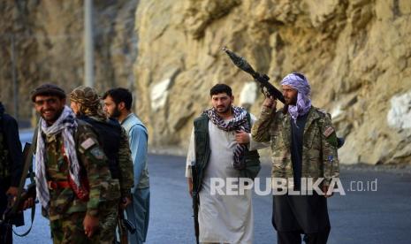  Milisi yang setia kepada Ahmad Massoud, putra Ahmad Shah Massoud, berjaga-jaga di provinsi Panjshir timur laut Afghanistan, Rabu (25/8). Lembah Panjshir adalah wilayah terakhir yang tidak berada di bawah kendali Taliban setelah serangan dahsyat mereka di Afghanistan. 