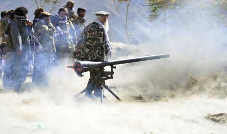 Milisi yang setia kepada Ahmad Massoud, putra mendiang Ahmad Shah Massoud, ikut serta dalam latihan, di provinsi Panjshir, Afghanistan timur laut, Senin, 30 Agustus 2021.