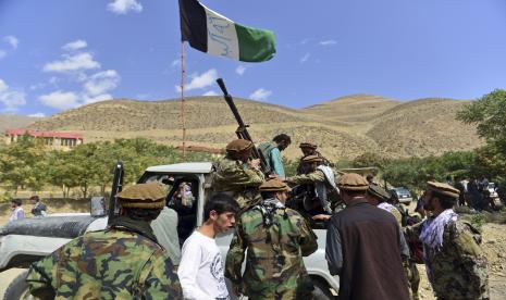 Milisi yang setia kepada Ahmad Massoud, putra mendiang Ahmad Shah Massoud, ambil bagian dalam latihan, di provinsi Panjshir, Afghanistan timur laut, Senin, 30 Agustus 2021.