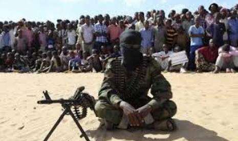 Militan Boko Haram memamerkan senjatanya.