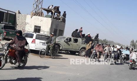  Militan Taliban berkumpul setelah menguasai Lashkar Gah, ibu kota provinsi Helmand, Afghanistan, 13 Agustus 2021. Pejuang Taliban telah merebut Kandahar dan Helmand, dua provinsi terbesar di Afghanistan selatan, dan Ghor di barat, kata para pejabat pada 13 Agustus, membuat kemenangan militer yang signifikan dalam serangan kilat mereka menuju kekuasaan di Kabul. 